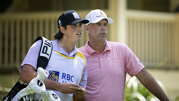 Stewart Cink a jeho syn Regan v roli caddieho na turnaji v Hilton Head.