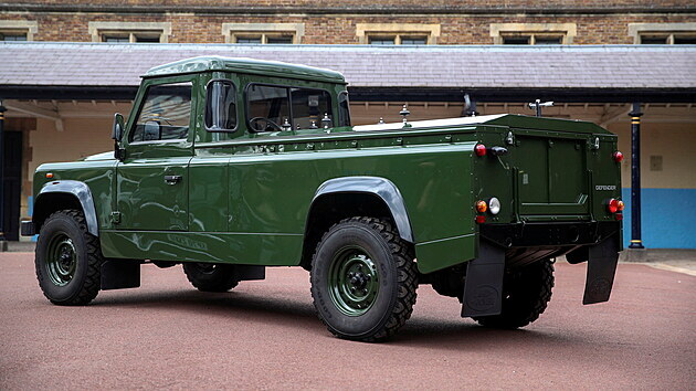 Zesnulho britskho prince Philipa na jeho posledn cest poveze speciln upraven vz britsk znaky Land Rover, na jeho designu a technickch pravch se Philip osobn podlel (15. dubna 2021)