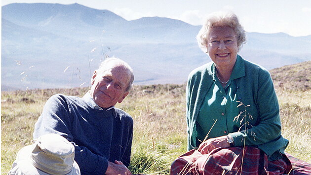 Princ Philip a krlovna Albta II. na vrcholu Coyles of Muick na snmku pozenm hrabnkou z Wessexu Sophi (2003)