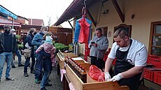 Václav Frič jako hlavní kuchař a bavič nesměl chybět u prodejního pultu. Václav Frič jako hlavní kuchař a bavič nesměl chybět u prodejního pultu.