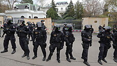 Na demonstraci před budovou ruského velvyslanectví v Praze dohlížely desítky... Na demonstraci před budovou ruského velvyslanectví v Praze dohlížely desítky...