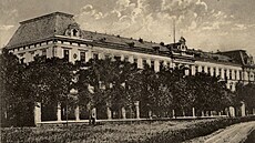 Jezdecká kasárna v Prostějově na historické pohlednici. Jezdecká kasárna v Prostějově na historické pohlednici.
