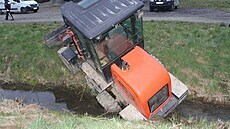 Stavební firma odstavila v Čechách pod Kosířem nakladač, do kterého se někdo... Stavební firma odstavila v Čechách pod Kosířem nakladač, do kterého se někdo...