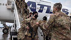 Vojáci americké armády se vracejí domů z nasazení v Afghánistánu. (10. prosince... Vojáci americké armády se vracejí domů z nasazení v Afghánistánu. (10. prosince...