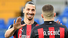 Ante Rebi (vpravo) z AC Milán slaví se spoluhráem Zlatanem Ibrahimoviem...