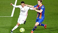Lucas Vázquez (vlevo) z Realu Madrid vede balon, zastavit se ho snaí Frenkie...