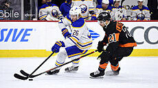 Rasmus Dahlin (vlevo) z Buffala vede puk, napadá ho Scott Laughton z... Rasmus Dahlin (vlevo) z Buffala vede puk, napadá ho Scott Laughton z...