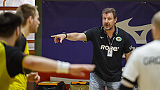 Trenér Zubří Michal Tonar komunikuje se svými hráči během utkání proti Karviné. Trenér Zubří Michal Tonar komunikuje se svými hráči během utkání proti Karviné.