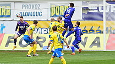 Fotbalisté Teplic (ve žlutém) se snaží zastavit šanci Olomouce. Fotbalisté Teplic (ve žlutém) se snaží zastavit šanci Olomouce.