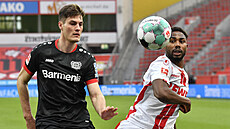 Patrik Schick (vlevo) z Leverkusenu a Emmanuel Dennis z Kolína bojují o balon. Patrik Schick (vlevo) z Leverkusenu a Emmanuel Dennis z Kolína bojují o balon.
