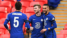 Hráči Chelsea se radují z gólu proti Manchesteru City v semifinále FA Cupu. Hráči Chelsea se radují z gólu proti Manchesteru City v semifinále FA Cupu.