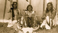 Bizoní lebka byla důležitou součástí rituálů, i u Lakotů Oglalů. Bizoní lebka byla důležitou součástí rituálů, i u Lakotů Oglalů.