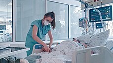 Studentka čtvrtého ročníku Střední zdravotnické školy a Vyšší odborné školy... Studentka čtvrtého ročníku Střední zdravotnické školy a Vyšší odborné školy...