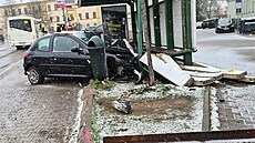 Vůz naboural do zastávky a zbořil její boční betonovou stěnu. Vůz naboural do zastávky a zbořil její boční betonovou stěnu.