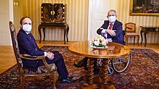 Prezident Miloš Zeman přijal na zámku v Lánech na vozíku kandidáta na ministra... Prezident Miloš Zeman přijal na zámku v Lánech na vozíku kandidáta na ministra...