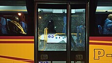 Poškozené dveře linkového autobusu z Hradce Králové do Broumova. (14. 4. 2021) Poškozené dveře linkového autobusu z Hradce Králové do Broumova. (14. 4. 2021)