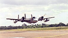 Pilot mohawku demonstruje výbornou ovladatelnost v nízkém průletu. Pilot mohawku demonstruje výbornou ovladatelnost v nízkém průletu.