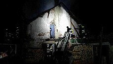 Na hasiče se při zásahu zřítili nestabilní zeď rodinného domu v Borači na... Na hasiče se při zásahu zřítili nestabilní zeď rodinného domu v Borači na...