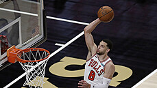 Zach LaVine z Chicaga skóruje proti Atlantě. Zach LaVine z Chicaga skóruje proti Atlantě.