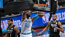 Markieff Morris z Los Angeles Lakers efektně skóruje proti Brooklyn Nets. Markieff Morris z Los Angeles Lakers efektně skóruje proti Brooklyn Nets.