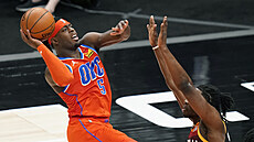 Luguentz Dort z Oklahoma City Thunder skóruje v utkání proti Utah Jazz. Luguentz Dort z Oklahoma City Thunder skóruje v utkání proti Utah Jazz.