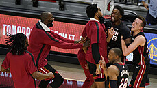 Bam Adebayo z Miami (číslo 13) oslavován spoluhráči po vítězné trefě proti... Bam Adebayo z Miami (číslo 13) oslavován spoluhráči po vítězné trefě proti...