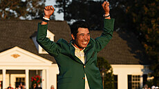 Japonský golfista Hideki Macujama se raduje z triumfu v Masters. Japonský golfista Hideki Macujama se raduje z triumfu v Masters.
