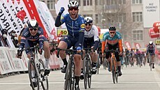 Mark Cavendish projíždí vítězně cílem 2. etapy závodu Kolem Turecka. Mark Cavendish projíždí vítězně cílem 2. etapy závodu Kolem Turecka.