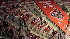 Na první finále do třinecké Werk aréně mohlo dorazit 300 diváků. V hledišti od... Na první finále do třinecké Werk aréně mohlo dorazit 300 diváků. V hledišti od...