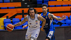 Blake Schilb (vlevo) z USK Praha uniká Leemu Skinnerovi z Kolína. Blake Schilb (vlevo) z USK Praha uniká Leemu Skinnerovi z Kolína.