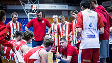Pardubický trenér Adam Konvalinka (klečící) a jeho svěřenci při time outu. Pardubický trenér Adam Konvalinka (klečící) a jeho svěřenci při time outu.