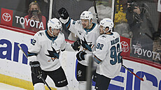 Gólová radost hokejistů San Jose, uprostřed je Tomáš Hertl. Gólová radost hokejistů San Jose, uprostřed je Tomáš Hertl.