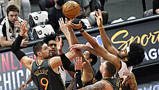 Bitva o míč v duelu Chicago - Cleveland Bitva o míč v duelu Chicago - Cleveland
