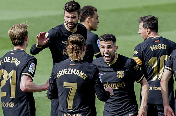 Fotbalisté Barcelony oslavují gól, který vstelil Antoine Griezmann.