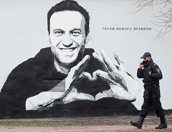 Navalného portrét v Petrohrad ped pemalováním a zasahujícím policistou....