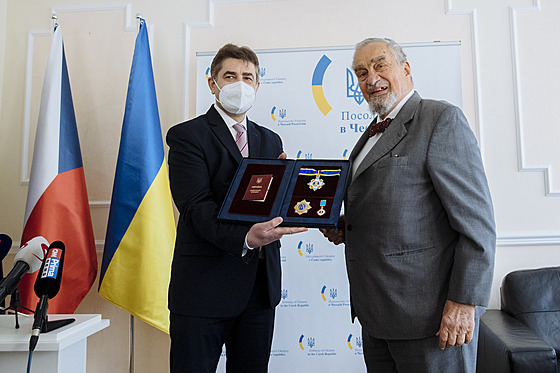 Bývalý ministr zahranií Karel Schwarzenberg pevzal z rukou ukrajinského...