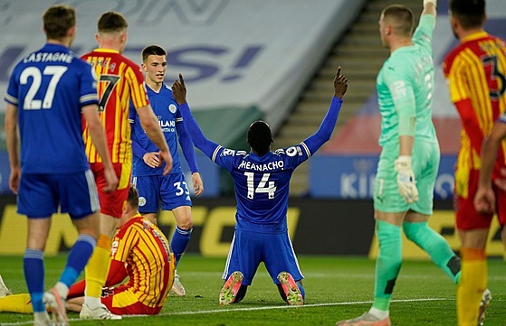 Kelechi Iheanacho z Leicesteru oslavuje svou trefu proti West Bromwichi.