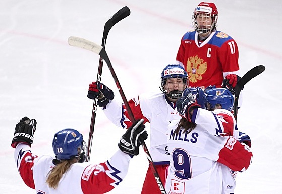 eské hokejistky se radují z gólu v zápase s Ruskem.