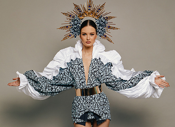 Klára Vavruková v národním kostýmu na svtové finále Miss Universe 2021