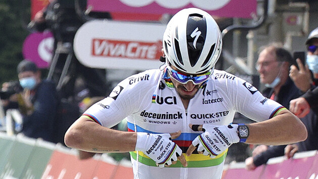 DUHOVÝ VÍTĚZ. Julian Alaphilippe se raduje z vítězství na Valonském šípu. DUHOVÝ VÍTĚZ. Julian Alaphilippe se raduje z vítězství na Valonském šípu.