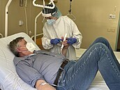 Ve Fakultní nemocnici Brno používají k léčbě covidových pacientů lék regeneron.... Ve Fakultní nemocnici Brno používají k léčbě covidových pacientů lék regeneron....