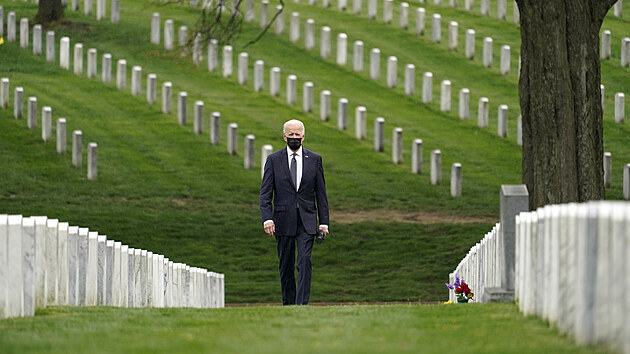 Americk prezident Joe Biden oznmil definitivn odchod americk armdy z Afghnistnu, pak navtvil vojensk hbitov Arlingtonu (14. dubna 2021)