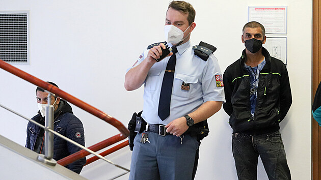 Z napaden zchrane jsou obalovan Viliam Gbor (vlevo) a Robert Pohlodko (vpravo). (23. dubna 2021)