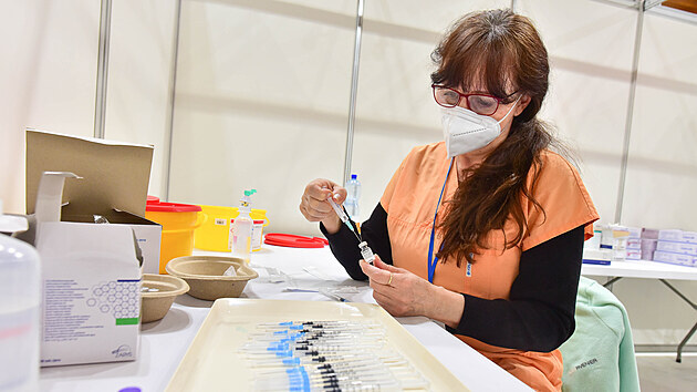 V novém zlínském velkokapacitním centru v PSG aréně jsou schopní naočkovat až 1200 lidí denně.