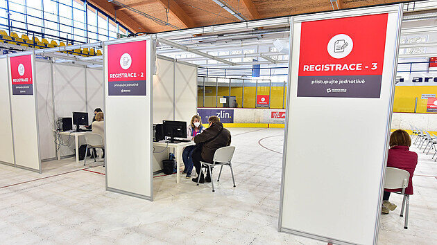 Prostornější a pohodlnější prostředí představuje nové velkokapacitní očkovací centrum ve zlínském hokejovém stadionu.