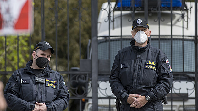 Situace ped ruskou ambasdou v Praze. Ambasdu hldali policist a v arelu parkovala auta s tkoodnci. (22. dubna 2021)