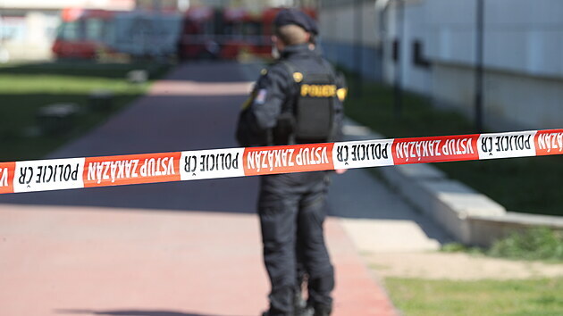 Budova ministerstva vnitra na prask Letn prohledv policie kvli anonymnmu nahlen bomby. (27. dubna 2021)