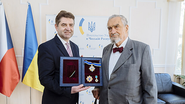 Bval ministr zahrani Karel Schwarzenberg pevzal z rukou ukrajinskho velvyslance v R Jevhena Perebyjnise d knete Jaroslava Moudrho 2. tdy. (27. dubna 2021)