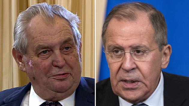Prezident Milo Zeman (vlevo) a rusk ministr zahrani Sergej Lavrov, kter eskou hlavou sttu pochvlil za "rozumn pstup" ke kauze Vrbtice.