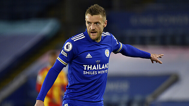 Jamie Vardy z Leicesteru v zpase s West Bromwich Albion